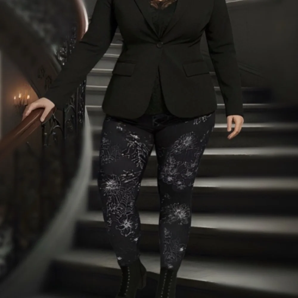 TORRID Nightfall Sketch Spiderweb Floral Deep Black Cropped Leggings NWT Size 3X
